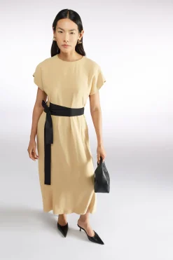 ROBE AVEC CEINTURE EN SATIN