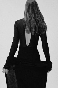 ROBE AVEC DÃTAILS EN TRANSPARENCE